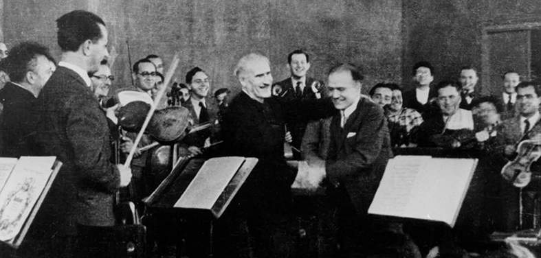 המנצח ארתורו טוסקניני והכנר ברוניסלב הוברמן על הבמה לאחר הקונצרט הראשון של התזמורת הארץ-ישראלית, דצמבר 1936 